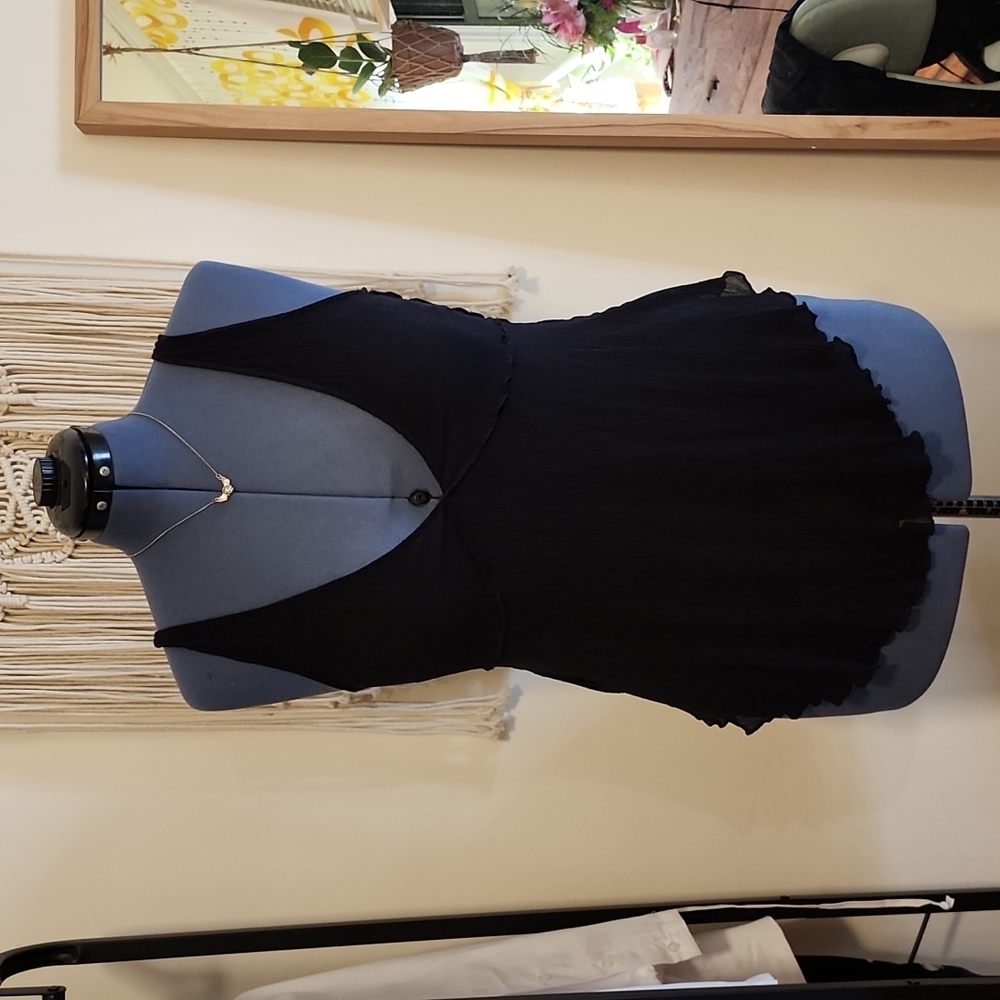 Free People black lettuce trim top, low cut - L